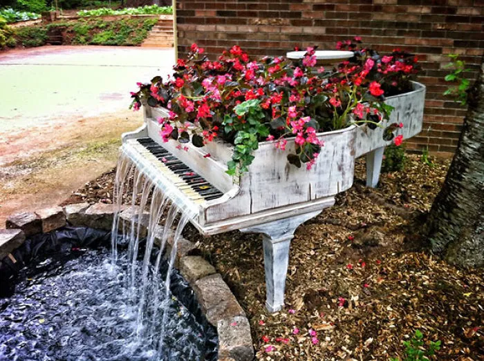 Piano viejo convertido en fuente