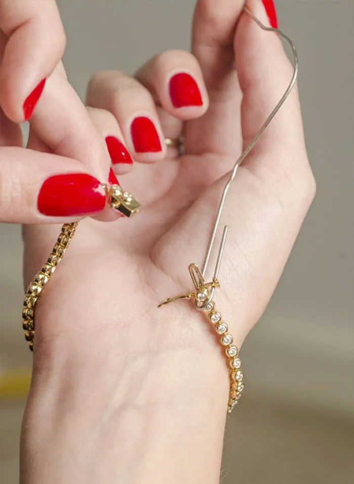 Usa un clip para ayudarte a ponerte una pulsera cuando no tienes quien te ayude