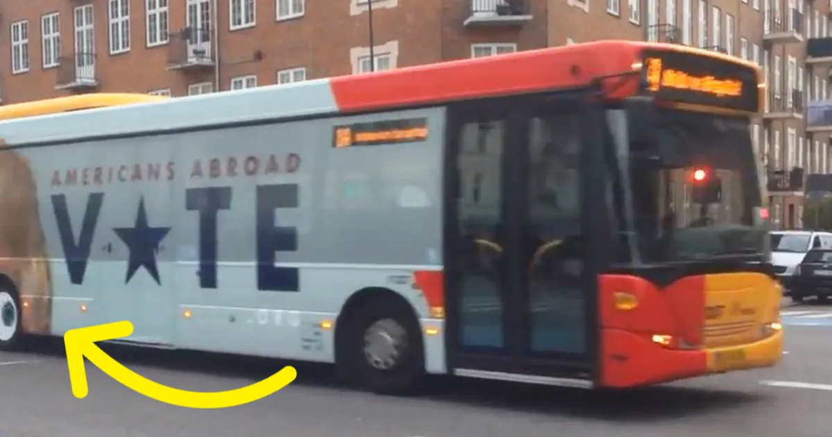 Trolean a Trump en Copenhague con un genial anuncio en un autobús, mira qué pasa cuando se mueve