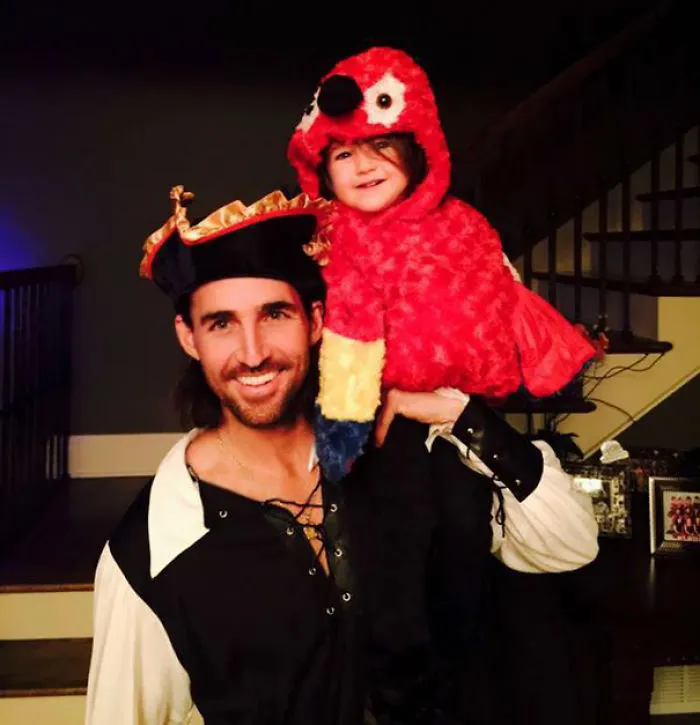 Pirate And Little Parrot
