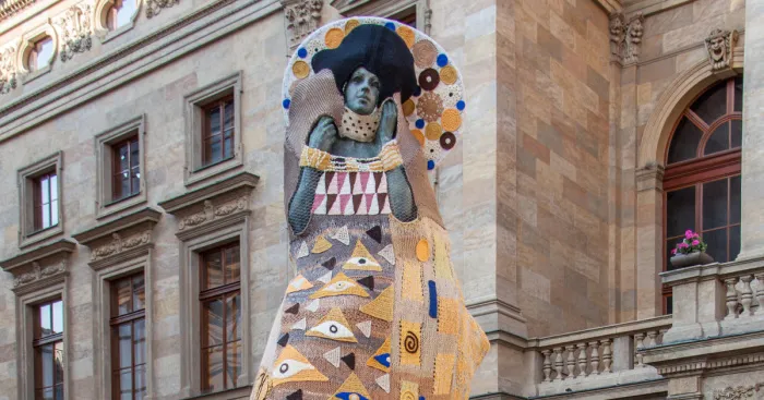 Artist Recreates Klimt Painting As A Yarn Bomb