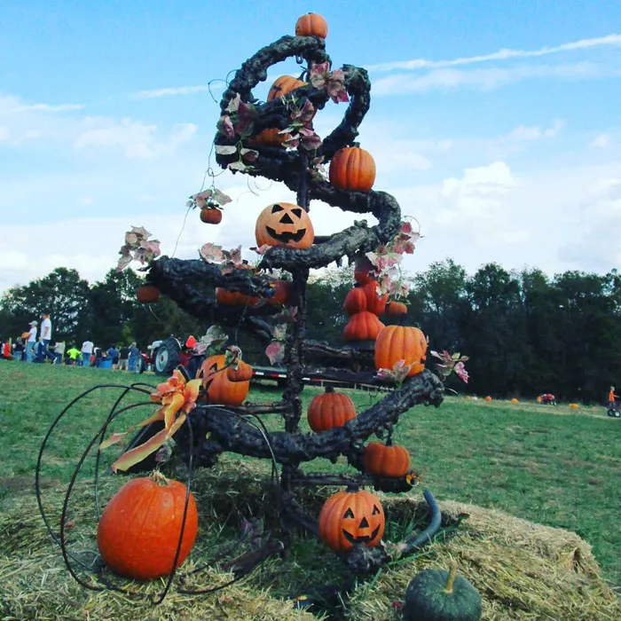 Halloween Christmas Trees Are A Thing Now (29 Pics)