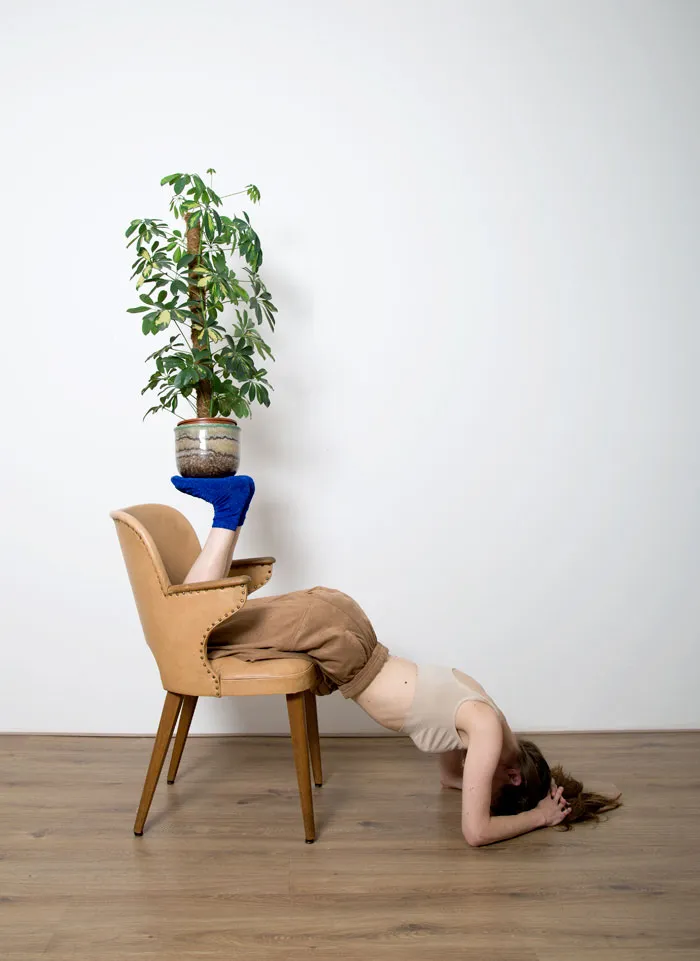 Pillars Of Home: I Balance Household Objects Into Floor-To-Ceiling Sculptures (Part 2)