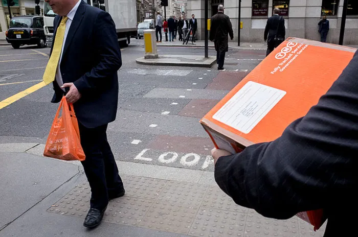 191 Perfectly Timed Street Photography Shots That Show Timing Is Everything