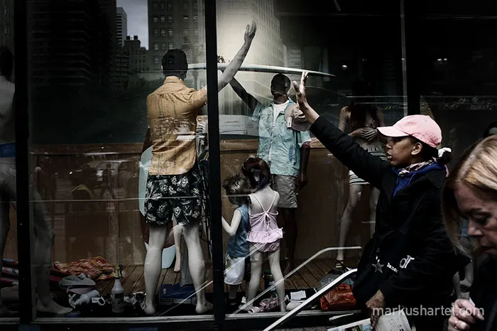 191 Perfectly Timed Street Photography Shots That Show Timing Is Everything