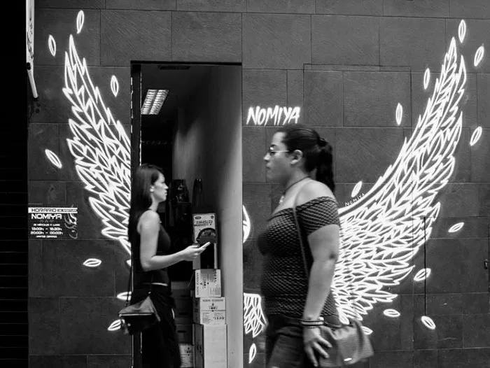 191 Perfectly Timed Street Photography Shots That Show Timing Is Everything