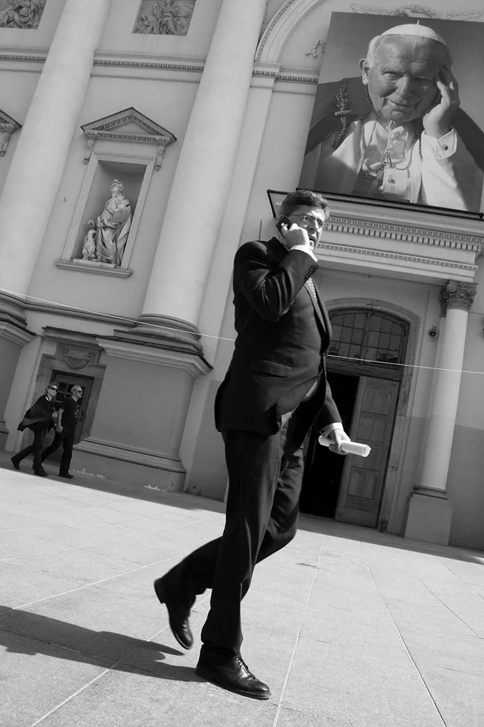 191 Perfectly Timed Street Photography Shots That Show Timing Is Everything