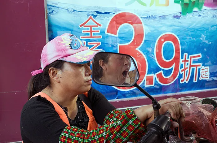 191 Perfectly Timed Street Photography Shots That Show Timing Is Everything