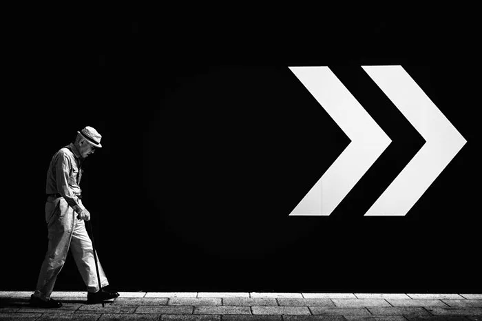 191 Perfectly Timed Street Photography Shots That Show Timing Is Everything