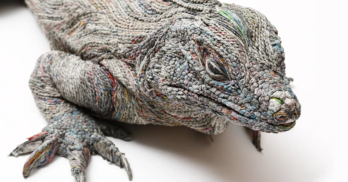 Esta artista japonesa enrolla papel de periódico para crear esculturas de animales increíblemente realistas