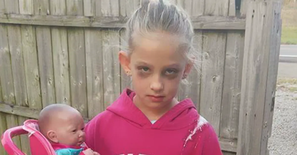 Esta niña de 7 años se disfrazó en Halloween de "madre exhausta" y triunfó en internet