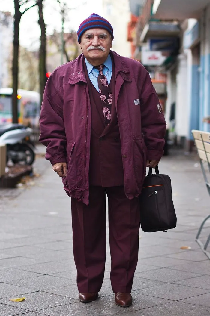 Every Morning, 86-Year-Old Tailor Goes To Work In Different Outfit, Photographer Spends 3 Years Capturing It