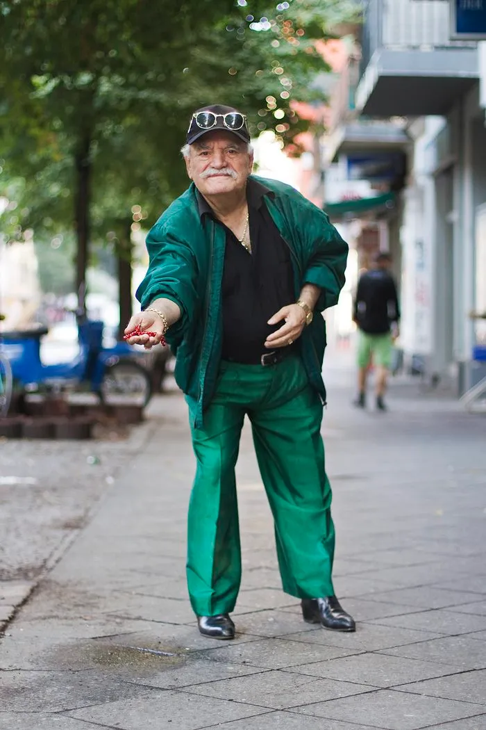 Every Morning, 86-Year-Old Tailor Goes To Work In Different Outfit, Photographer Spends 3 Years Capturing It