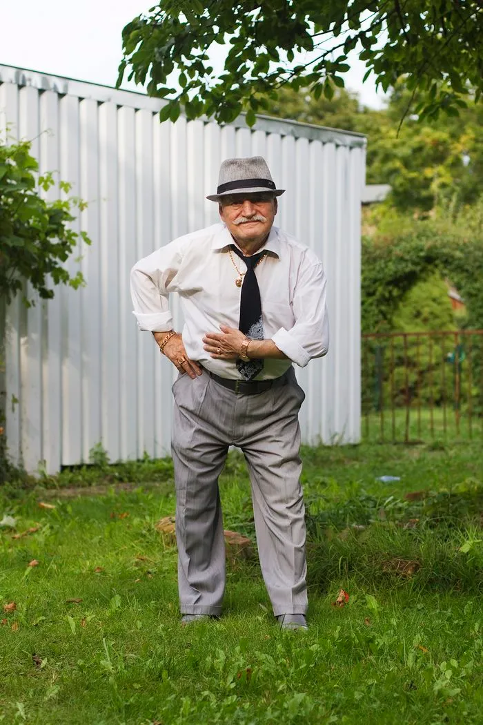 Every Morning, 86-Year-Old Tailor Goes To Work In Different Outfit, Photographer Spends 3 Years Capturing It