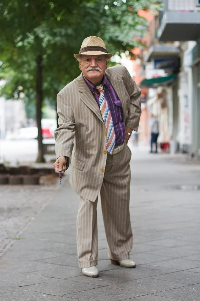Every Morning, 86-Year-Old Tailor Goes To Work In Different Outfit, Photographer Spends 3 Years Capturing It