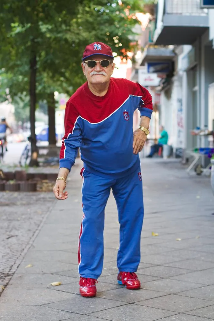 Every Morning, 86-Year-Old Tailor Goes To Work In Different Outfit, Photographer Spends 3 Years Capturing It