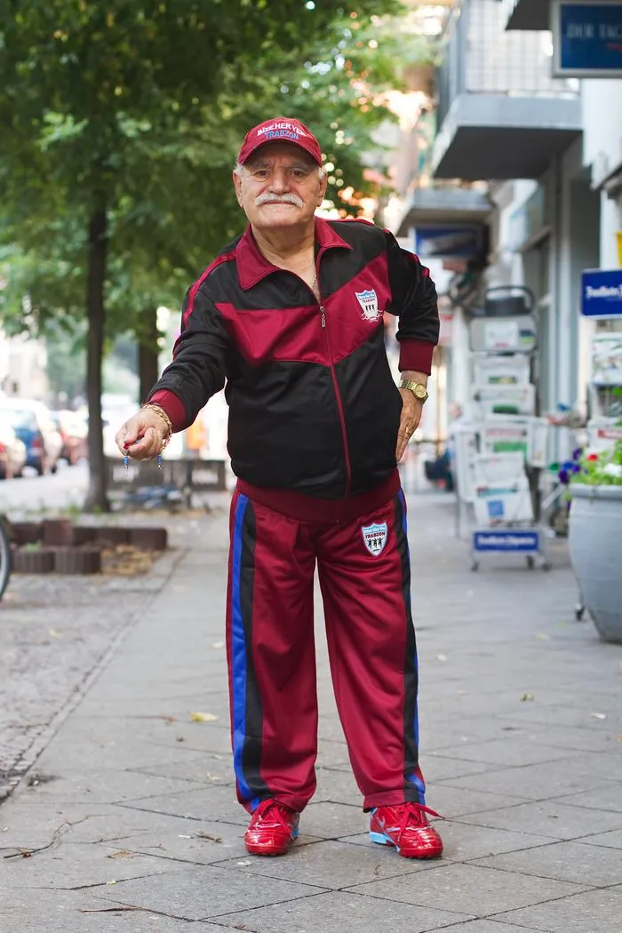 Every Morning, 86-Year-Old Tailor Goes To Work In Different Outfit, Photographer Spends 3 Years Capturing It