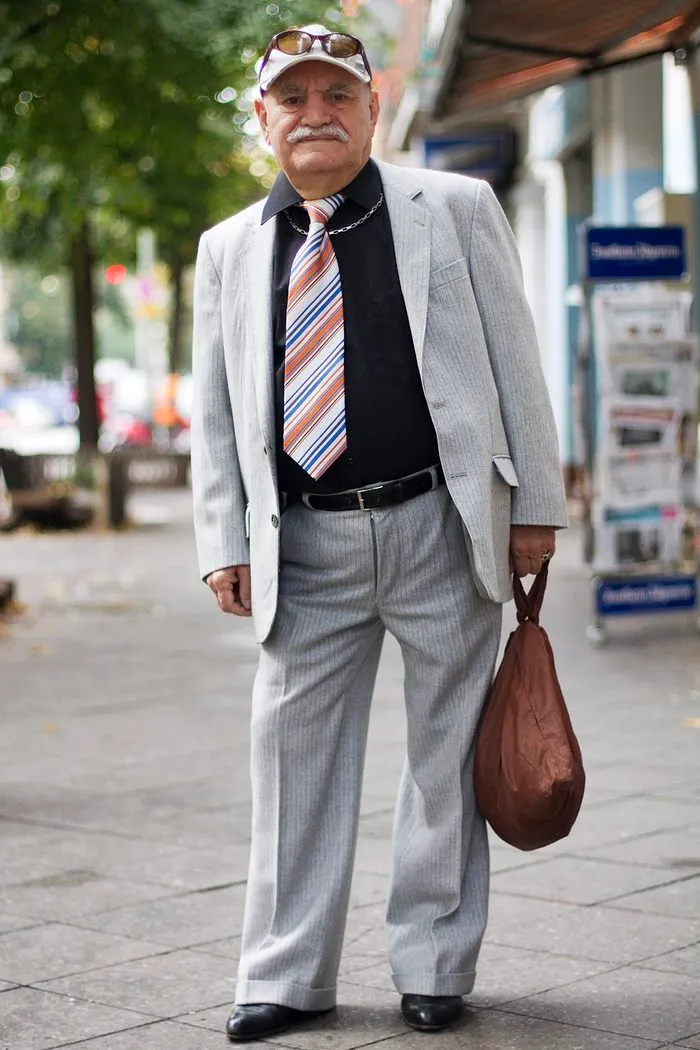 Every Morning, 86-Year-Old Tailor Goes To Work In Different Outfit, Photographer Spends 3 Years Capturing It