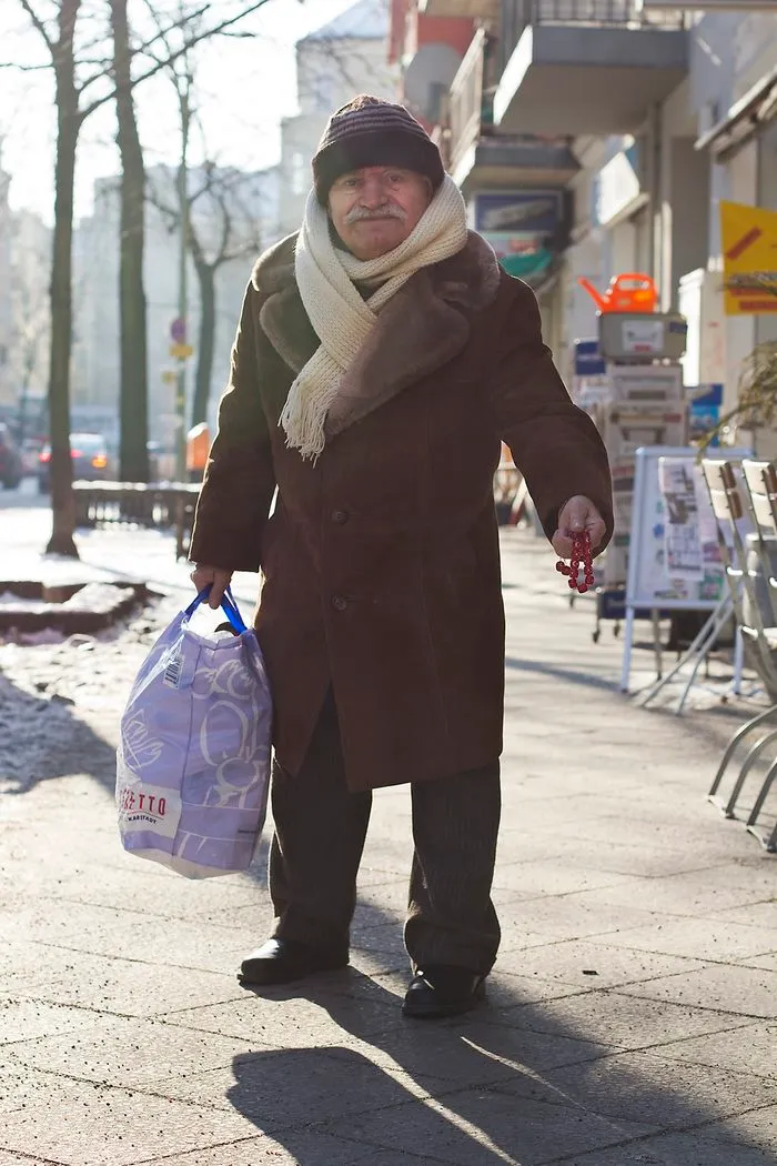 Every Morning, 86-Year-Old Tailor Goes To Work In Different Outfit, Photographer Spends 3 Years Capturing It