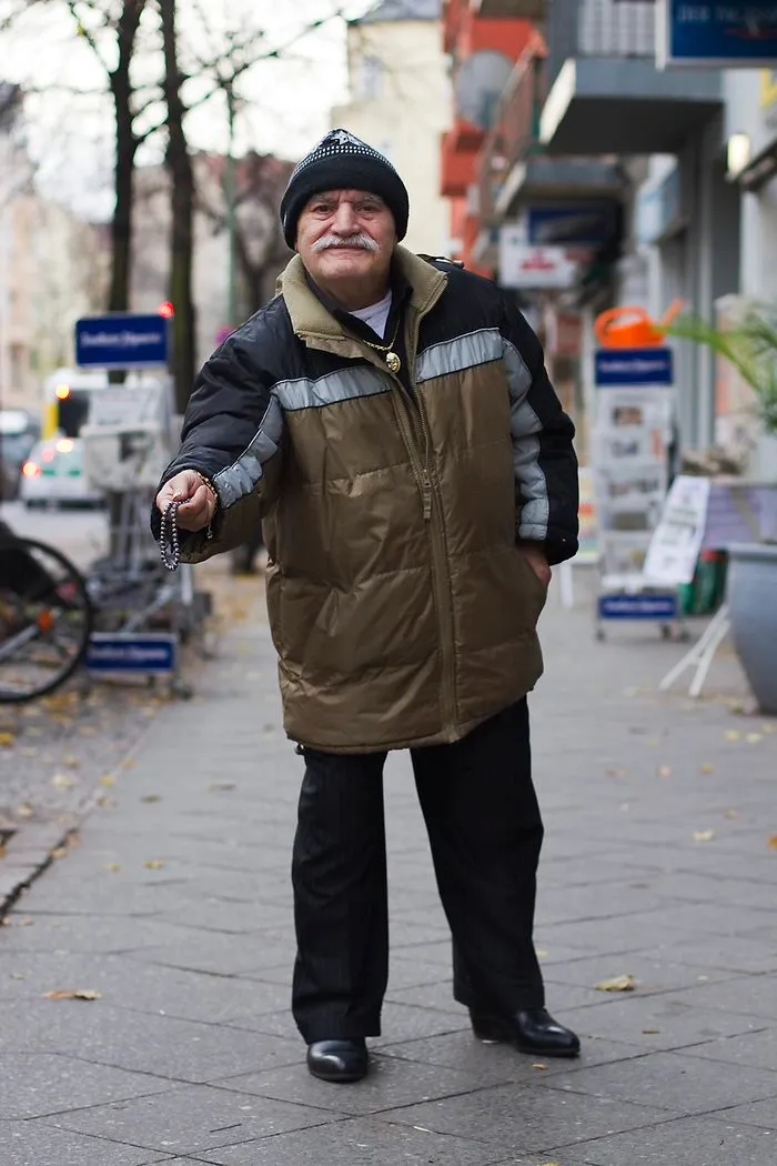 Every Morning, 86-Year-Old Tailor Goes To Work In Different Outfit, Photographer Spends 3 Years Capturing It