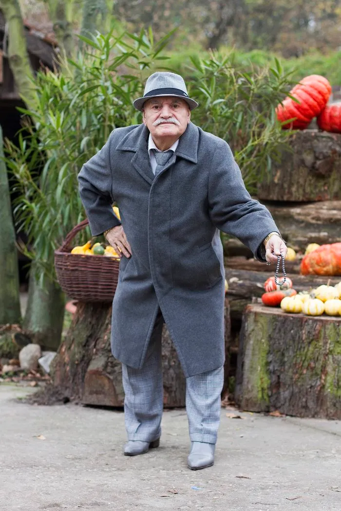 Every Morning, 86-Year-Old Tailor Goes To Work In Different Outfit, Photographer Spends 3 Years Capturing It