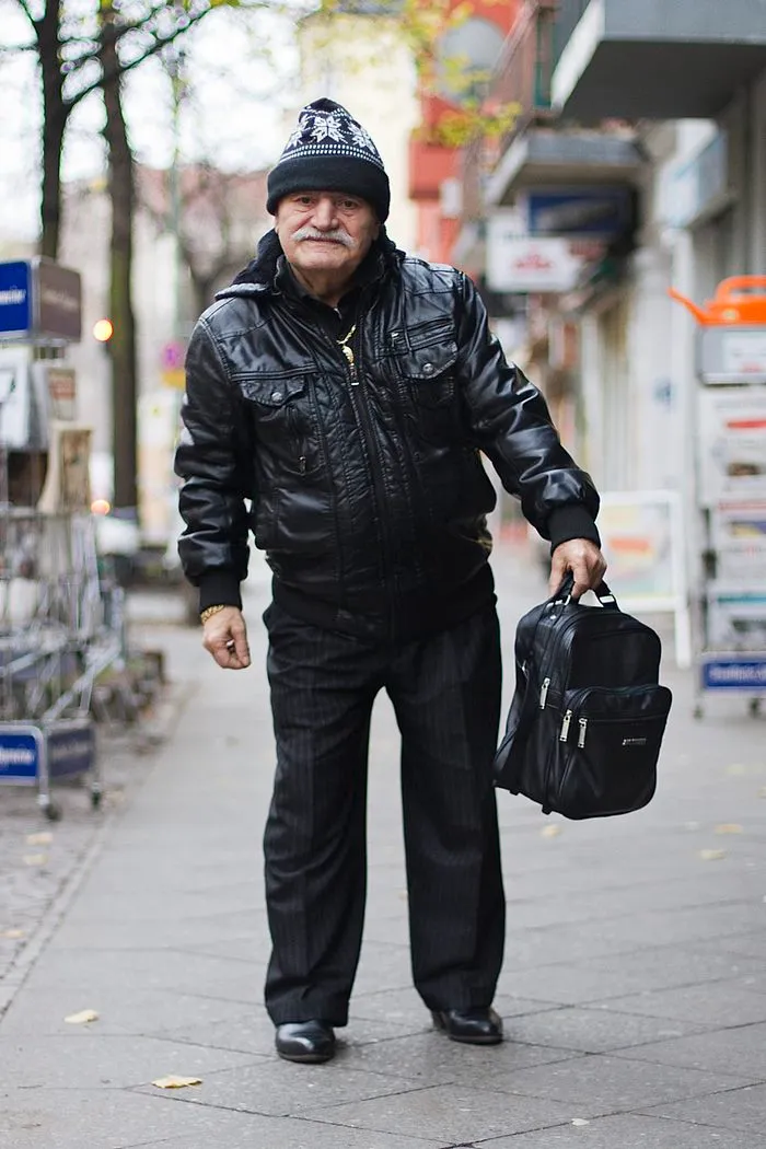 Every Morning, 86-Year-Old Tailor Goes To Work In Different Outfit, Photographer Spends 3 Years Capturing It