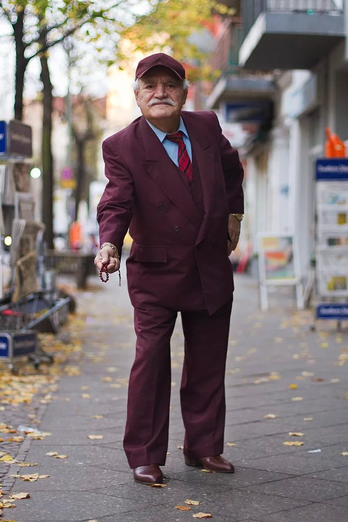 Every Morning, 86-Year-Old Tailor Goes To Work In Different Outfit, Photographer Spends 3 Years Capturing It