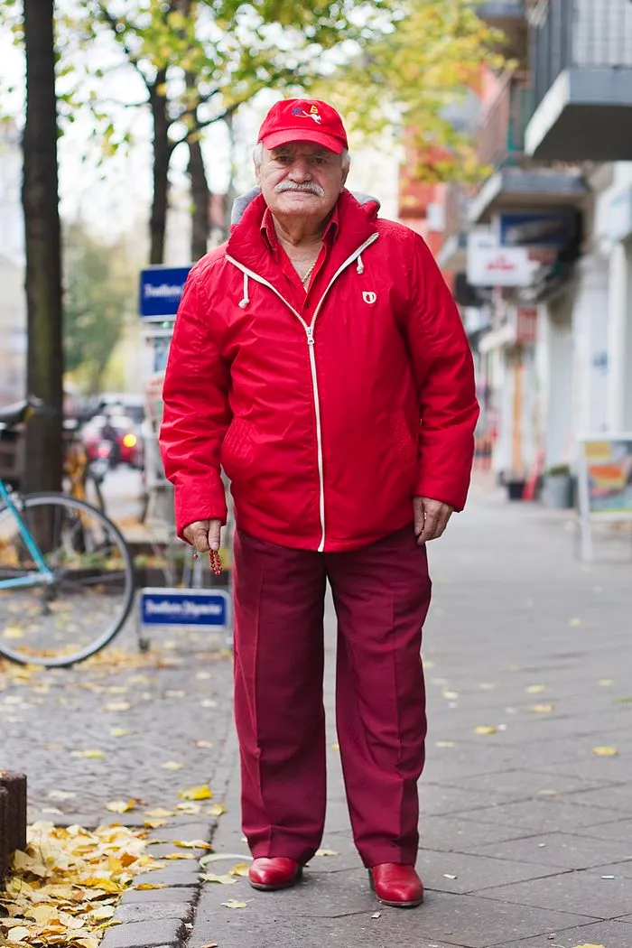Every Morning, 86-Year-Old Tailor Goes To Work In Different Outfit, Photographer Spends 3 Years Capturing It