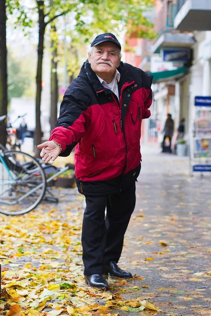 Every Morning, 86-Year-Old Tailor Goes To Work In Different Outfit, Photographer Spends 3 Years Capturing It