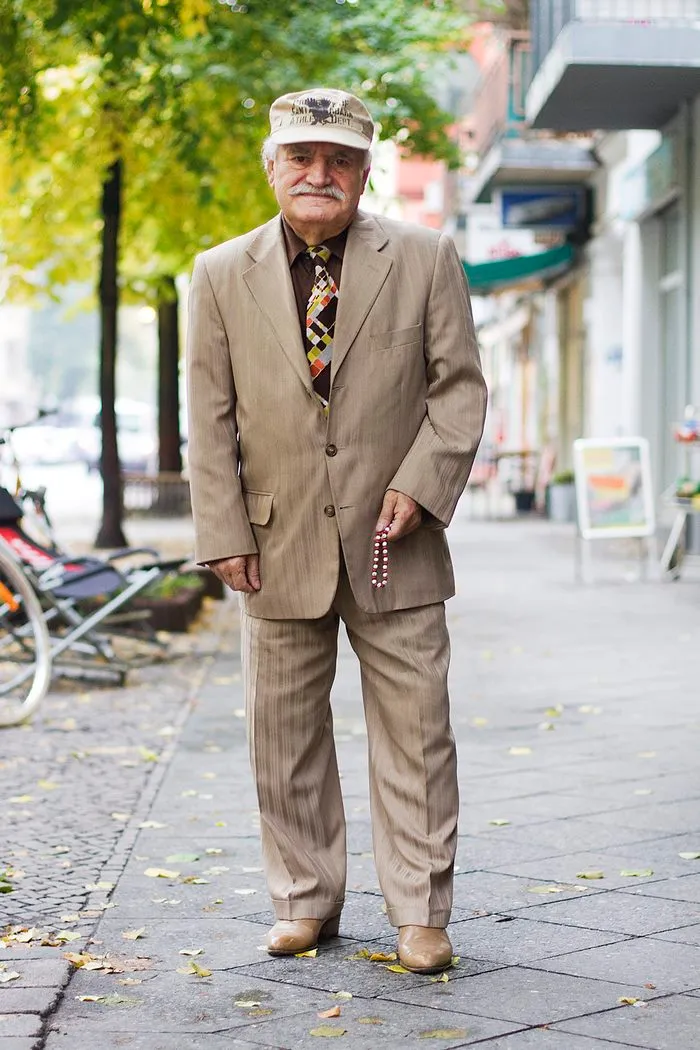 Every Morning, 86-Year-Old Tailor Goes To Work In Different Outfit, Photographer Spends 3 Years Capturing It