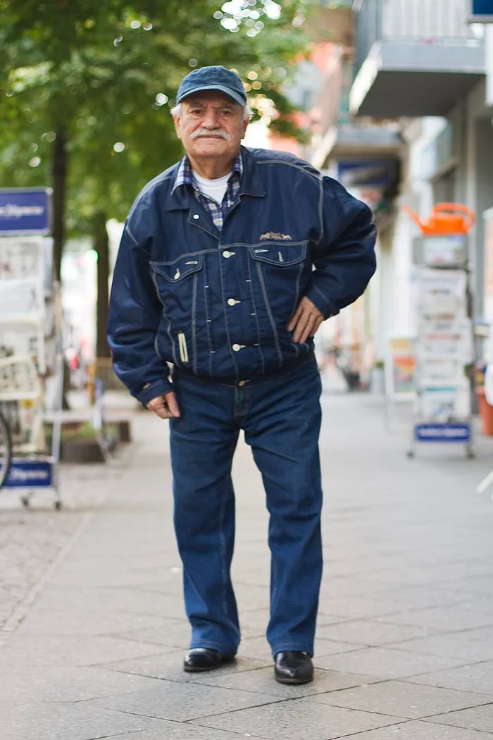 Every Morning, 86-Year-Old Tailor Goes To Work In Different Outfit, Photographer Spends 3 Years Capturing It