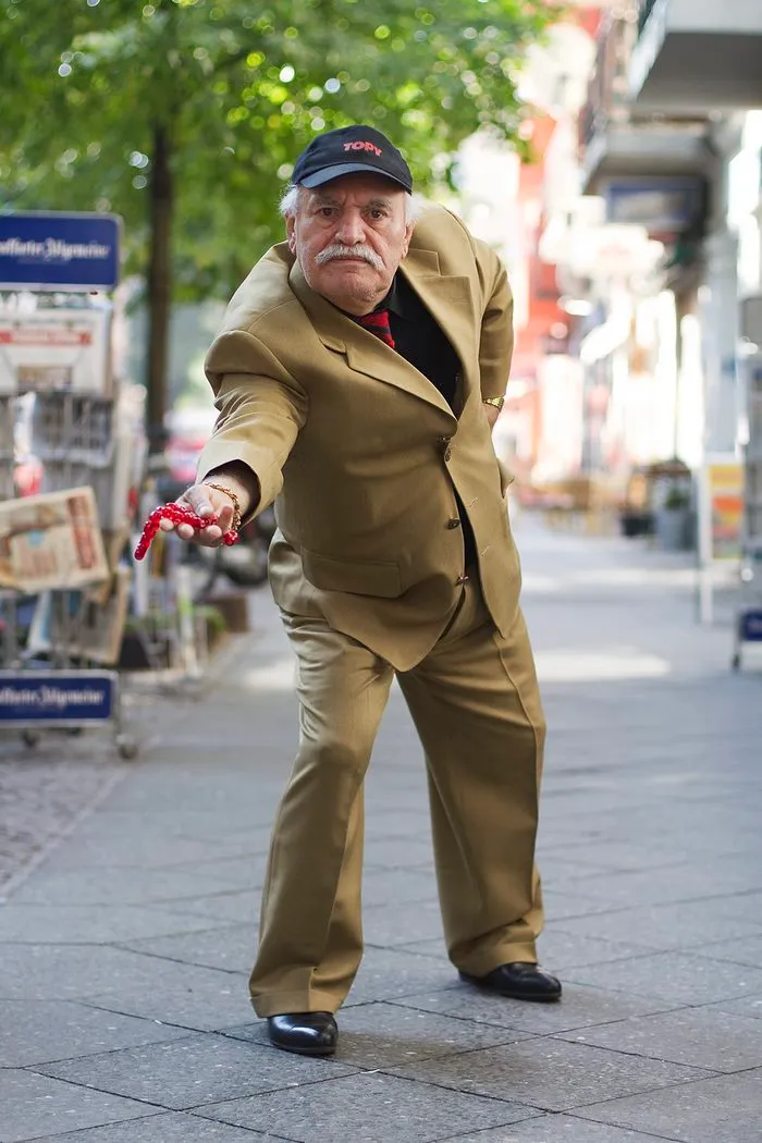 Every Morning, 86-Year-Old Tailor Goes To Work In Different Outfit, Photographer Spends 3 Years Capturing It