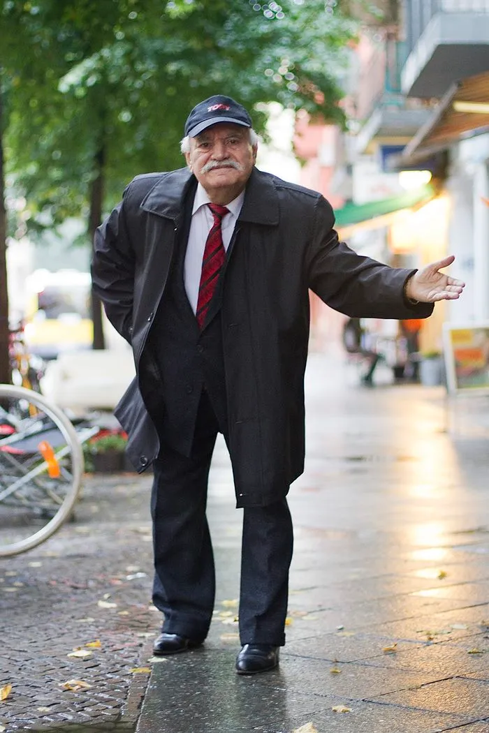 Every Morning, 86-Year-Old Tailor Goes To Work In Different Outfit, Photographer Spends 3 Years Capturing It