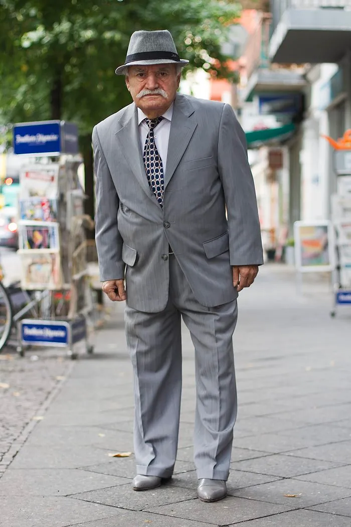 Every Morning, 86-Year-Old Tailor Goes To Work In Different Outfit, Photographer Spends 3 Years Capturing It