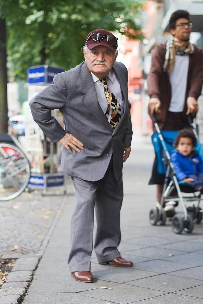 Every Morning, 86-Year-Old Tailor Goes To Work In Different Outfit, Photographer Spends 3 Years Capturing It