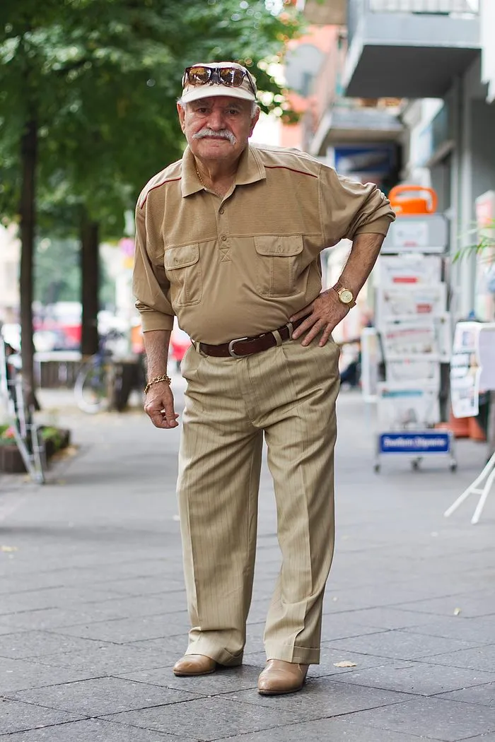 Every Morning, 86-Year-Old Tailor Goes To Work In Different Outfit, Photographer Spends 3 Years Capturing It