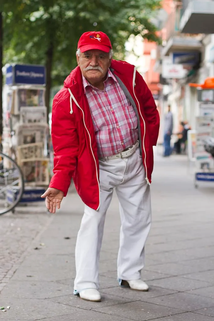 Every Morning, 86-Year-Old Tailor Goes To Work In Different Outfit, Photographer Spends 3 Years Capturing It