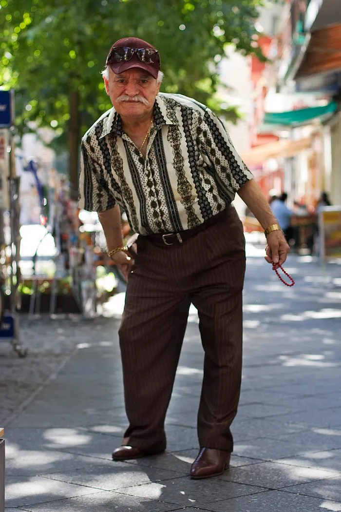 Every Morning, 86-Year-Old Tailor Goes To Work In Different Outfit, Photographer Spends 3 Years Capturing It