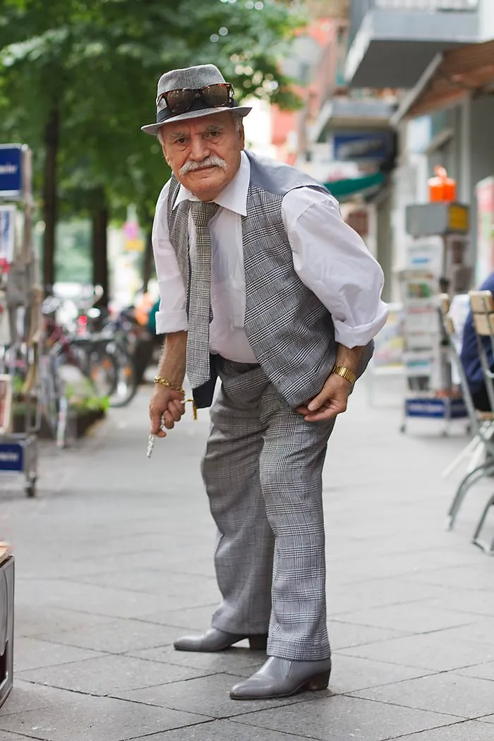 Every Morning, 86-Year-Old Tailor Goes To Work In Different Outfit, Photographer Spends 3 Years Capturing It