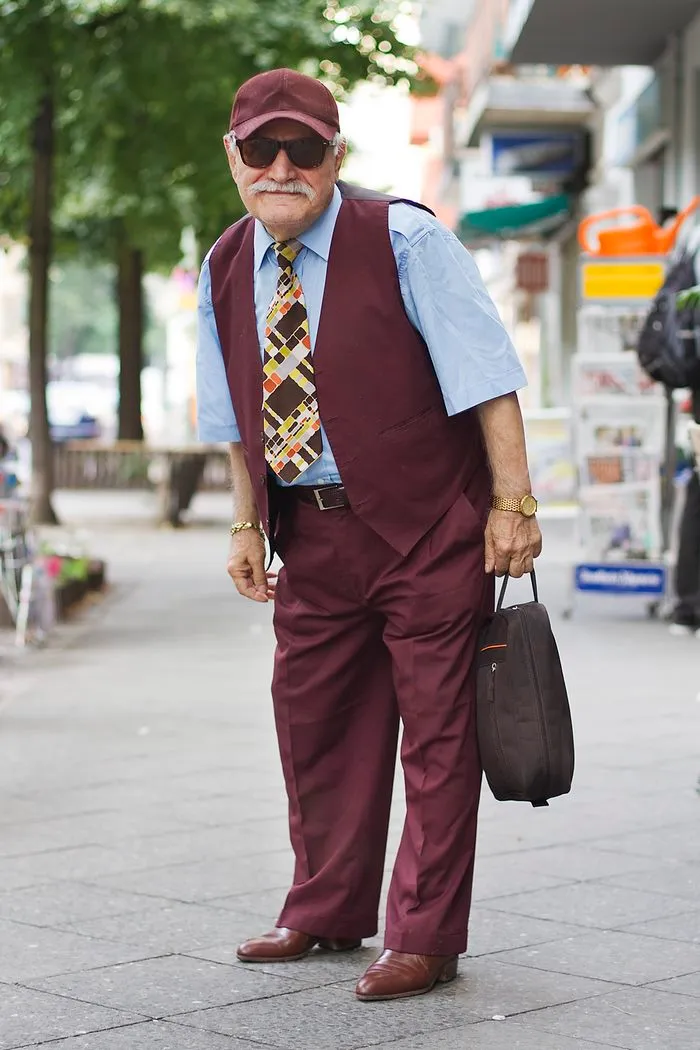 Every Morning, 86-Year-Old Tailor Goes To Work In Different Outfit, Photographer Spends 3 Years Capturing It