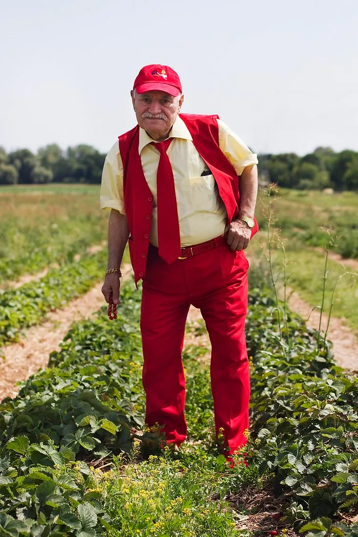Every Morning, 86-Year-Old Tailor Goes To Work In Different Outfit, Photographer Spends 3 Years Capturing It