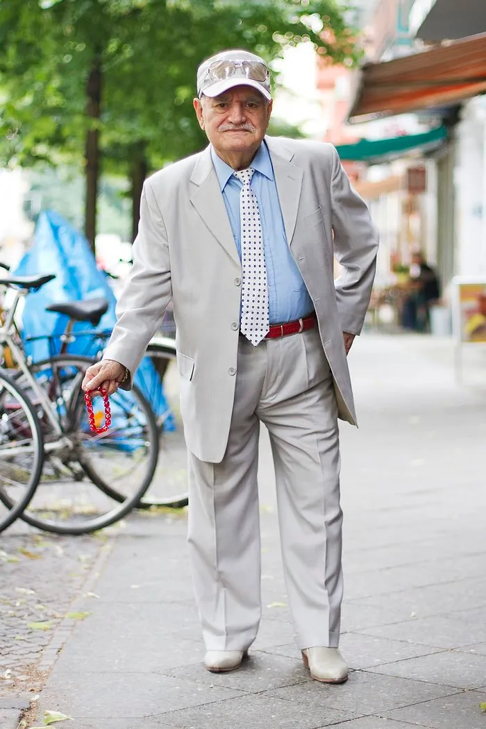 Every Morning, 86-Year-Old Tailor Goes To Work In Different Outfit, Photographer Spends 3 Years Capturing It