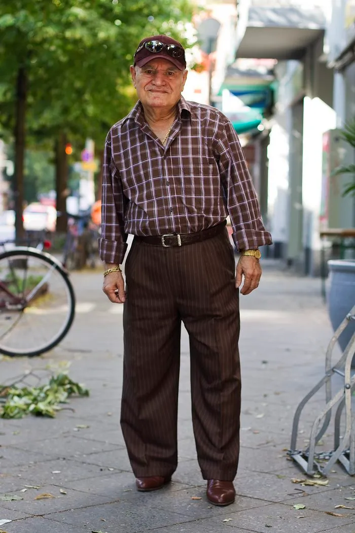 Every Morning, 86-Year-Old Tailor Goes To Work In Different Outfit, Photographer Spends 3 Years Capturing It
