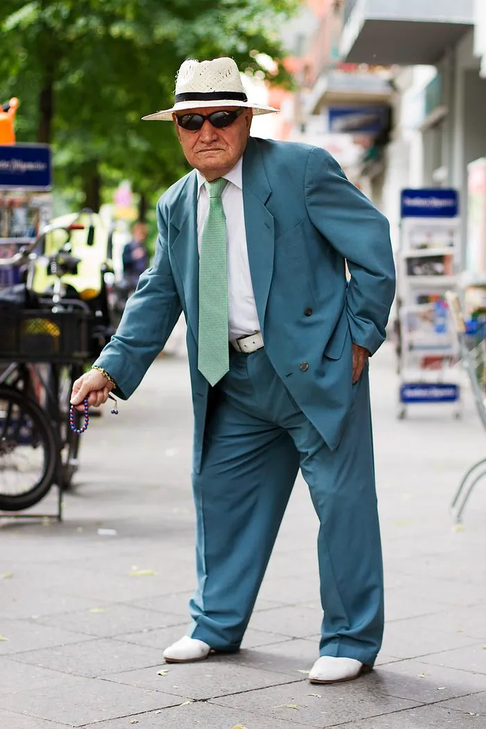 Every Morning, 86-Year-Old Tailor Goes To Work In Different Outfit, Photographer Spends 3 Years Capturing It