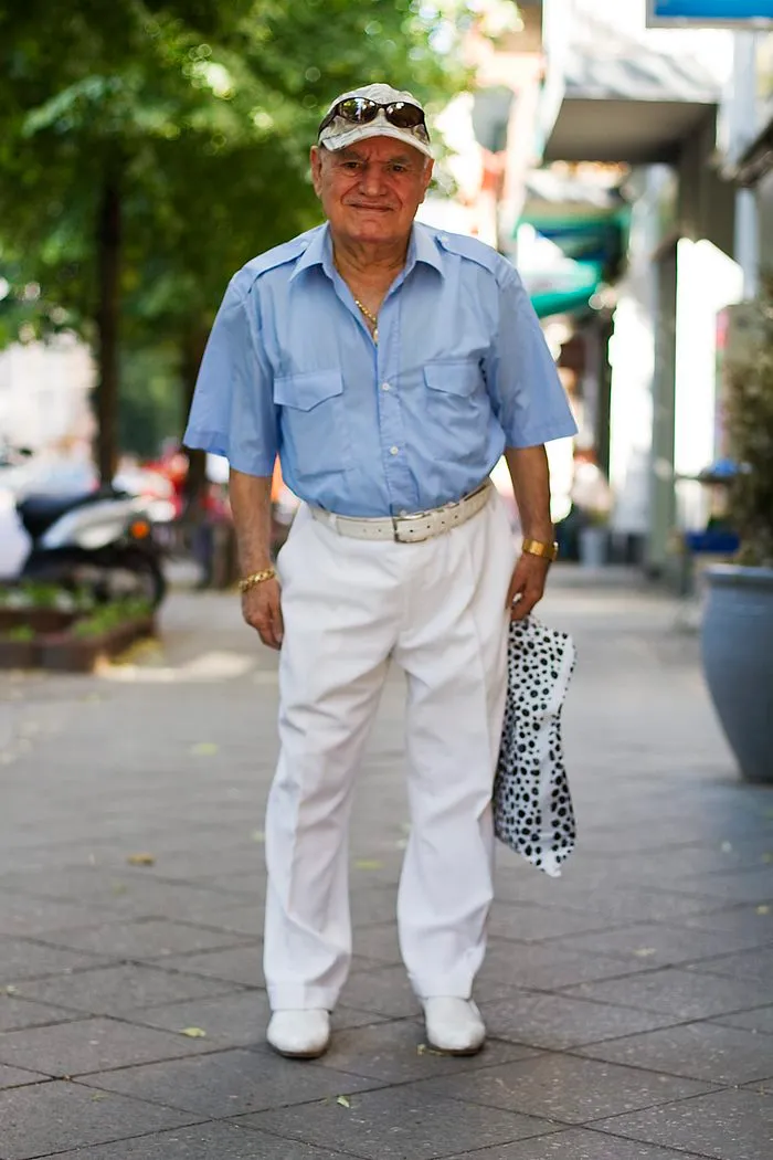 Every Morning, 86-Year-Old Tailor Goes To Work In Different Outfit, Photographer Spends 3 Years Capturing It