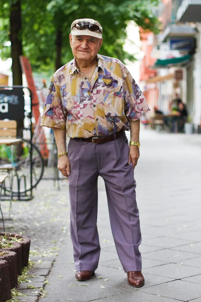 Every Morning, 86-Year-Old Tailor Goes To Work In Different Outfit, Photographer Spends 3 Years Capturing It