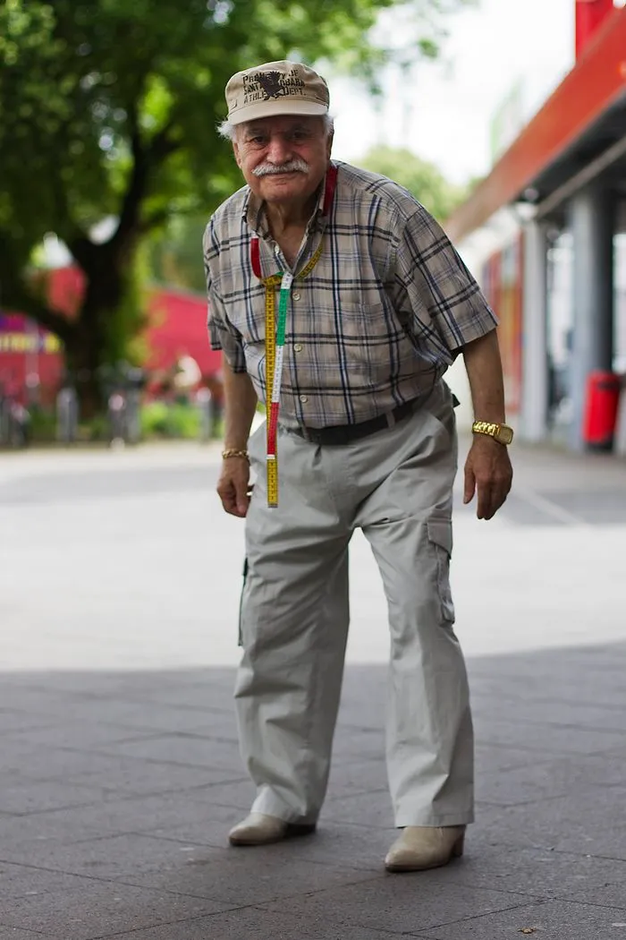 Every Morning, 86-Year-Old Tailor Goes To Work In Different Outfit, Photographer Spends 3 Years Capturing It