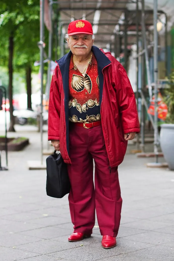 Every Morning, 86-Year-Old Tailor Goes To Work In Different Outfit, Photographer Spends 3 Years Capturing It