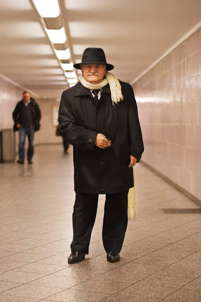 Every Morning, 86-Year-Old Tailor Goes To Work In Different Outfit, Photographer Spends 3 Years Capturing It