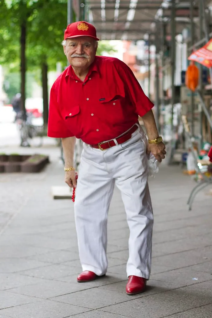 Every Morning, 86-Year-Old Tailor Goes To Work In Different Outfit, Photographer Spends 3 Years Capturing It
